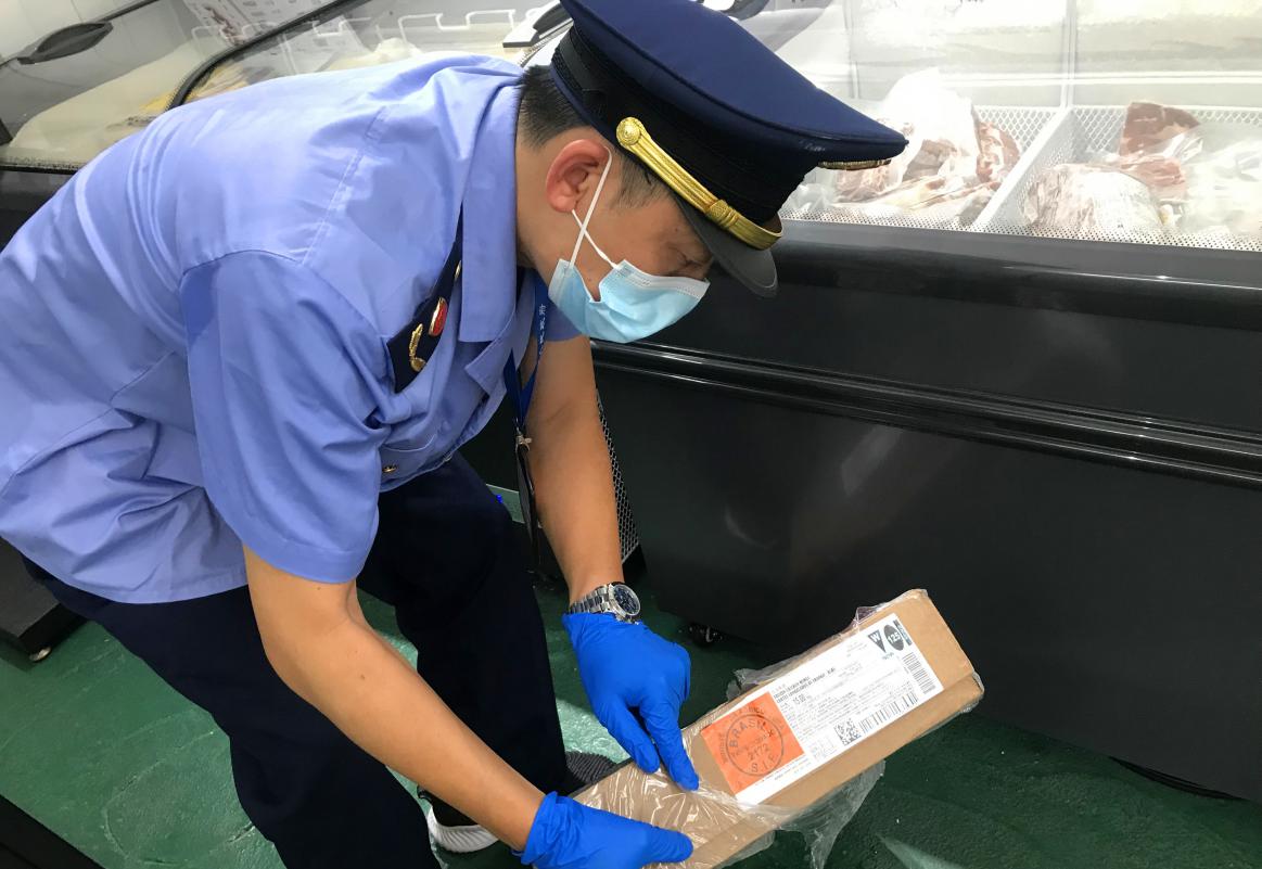 番禺區(qū)市場監(jiān)管局執(zhí)法人員檢查冷凍食品外包裝